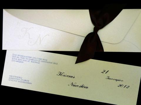 Προσκλητήριο γάμου -Γ1218 - <p>Κλειστός φάκελος και κάρτα με μεταλιζέ χαρτί στο χρώμα της άμμου, δέσιμο με φαρδιά καφέ σατέν κορδέλα.</p>...