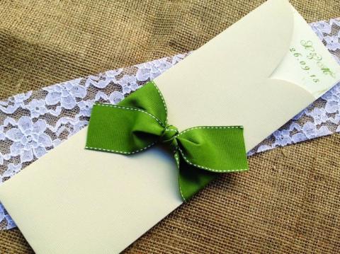 Προσκλητήρια Γάμου -Γ1503 - <p>Συρταρωτό προσκλητήριο γάμου από σε γήινες αποχρώσεις και δέσιμο από φαρδιά λαδί γκρο κορδέλα με γαζί.</p>...