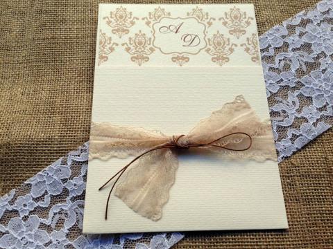 Προσκλητήρια Γάμου Vintage -Γ1535 - <p>Συρταρωτό κρεμ βίνταζ προσκλητήριο γάμου με σοκολατί λεπτομέρειες και δέσιμο με δαντέλα.</p>...