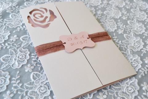 Προσκλητήρια γάμου laser cut -Γ1723 - <p>Πρωτότυπο προσκλητήριο τύπου laser cut , με ιδιαίτερο δέσιμο και μονογράμματα.</p>...