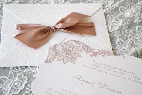 Προσκλητήρια γάμου ρομαντικά -Γ1731 - <p>Φινετσάτο προσκλητήριο γάμου από λαχούρ δερματίνη και δέσιμο με σοκολά σατέν κορδέλα!</p>...