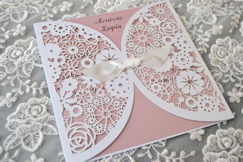 Προσκλητήρια γάμου laser cut -Γ1761 - <p>Μοναδικό προσκλητήριο γάμου laser cut, σε σχέδιο λουλουδιών , με ροζ μεταλιζέ κάρτα και διακοσμημένο με σατέν κορδέλα.</p>...