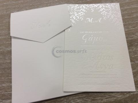 Προσκλητήριο γάμου WHITE PEARL - Γ1924 - <p>Εντυπωσιακό προσκλητήριο γάμου, φάκελος από ιταλικό χαρτί με υφή υφάσματος, μονογράμματα βαθυτυπίας, καρτολίνα 850γρ με βαμβακερή υφή και θερμοτυπία πέρλας!</p>...