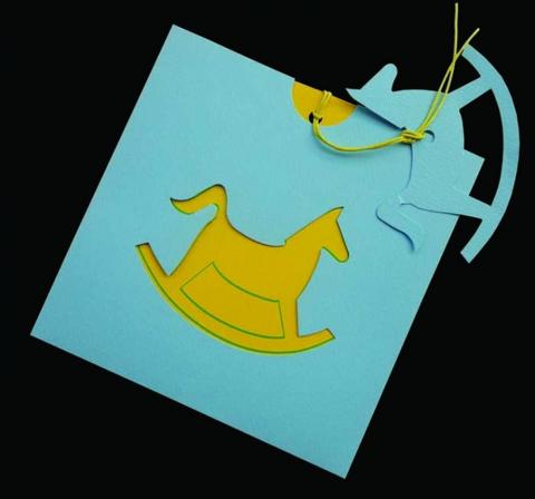 Προσκλητήριο βάπτισης αλογάκι -Β1298α - <p>Προσκλητήριο βάπτισης με κοπτικό αλογάκι σε σιέλ κίτρινες αποχρώσεις.</p>...