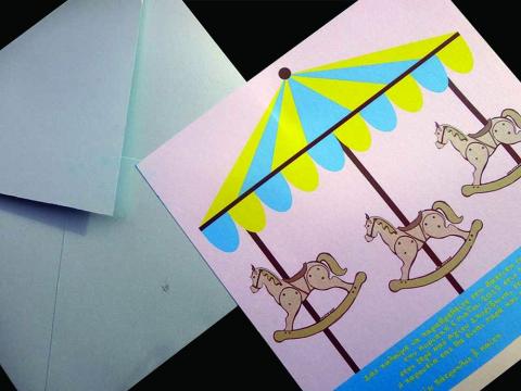 Προσκλητήριο βάπτισης καρουσέλ -Β1290 - <p>Εντυπωσιακό ιριδίζον  20x20cm. προσκλητήριο βάπτισης με θέμα το καρουσέλ, σε σκληρό μεταλιζέ σιέλ φάκελο.    Tip: Το προσκλητήριο μπορεί να γίνει οικονομικότερο έως 1Ευρώ!</p>...