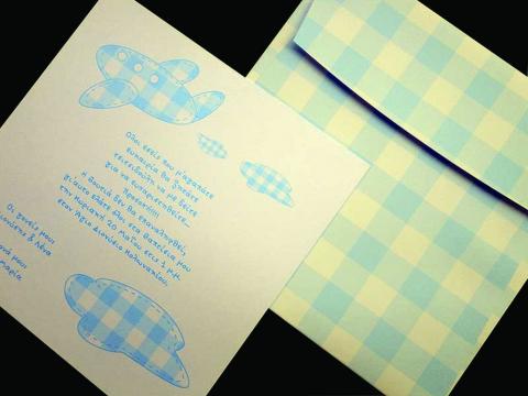 Προσκλητήρια βάπτισης καρό -Β1291 - <p>Minimal προσκλητηριο με θέμα το αεροπλανάκι σε ιδιαίτερο σιέλ καρό φάκελο.</p>...