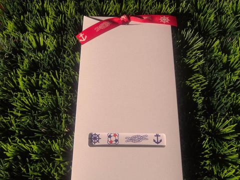 Προσκλητήρια βάπτισης -Β1304 - <p>Λευκό συρταρωτό προσκλητήριο με υφή υφάσμος και θέμα ναυτικό.</p>...