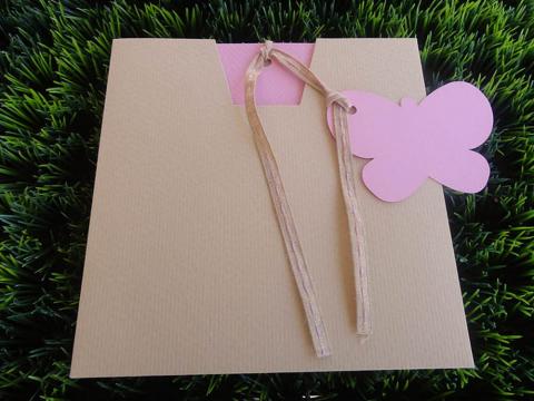 Προσκλητήρια βάπτισης -Β1346 - <p>Συρταρωτό προσκλητήριο σε ροζ και γήινα χρώματα με κοπτικό πεταλούδα, δεμένη σε οικολογική κορδέλα!</p>...