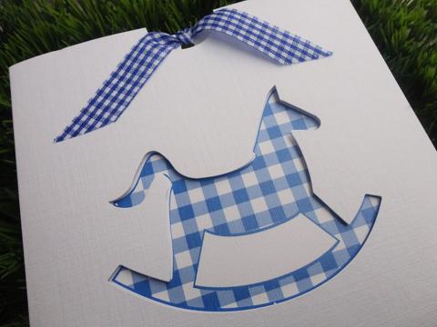 Προσκλητήρια βάπτισης -Β1369 - <p>Συρταρωτό τετράγωνο προσκλητήριο βάπτισης με θέμα το αλογάκι.</p>...