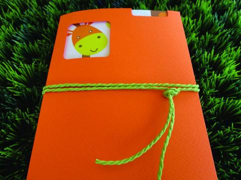 Προσκλητήριο Βάπτισης -Β1427 - <p>Γκοφρε προσκλητηριο βαπτισης με ιδιαιτερη ματιερα και θεμα την καμηλοπαρδαλη.</p>...