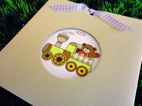 Προσκλητήριο Βάπτισης -Β1428 - <p>Τετράγωνο συρταρωτό προσκλητήριο σε γήινες αποχρώσεις με θέμα το αρκουδάκι και μπες καρό λεπτομέρειες.</p>...