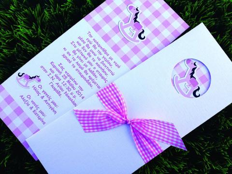 Προσκλητήριο Βάπτισης -Β1443 - <p>Εντυπωσιακό προσκλητήριο βάπτισης με θέμα ροζ καρό αλογάκι.</p>...