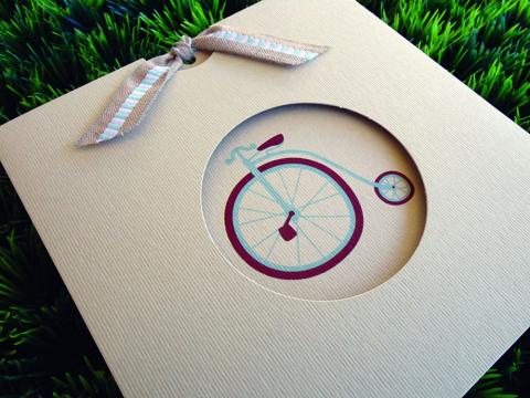 Προσκλητήριο Βάπτισης -Β1446 vintage - <p>Ιδιαίτερο συρταρωτό vintage προσκλητήριο με θέμα ρομαντικό παλαιό ποδηλατάκι.</p>...