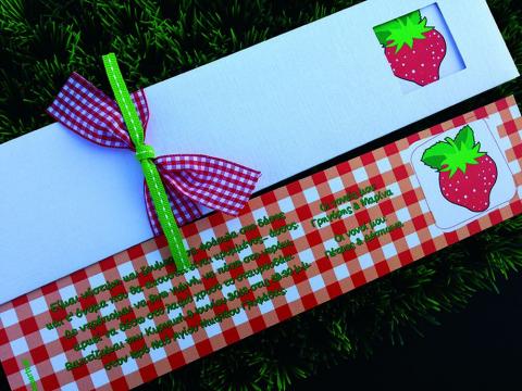 Προσκλητήριο Βάπτισης -Β1452 - <p>Μακρόστενο με ματιέρα προσκλητήριο, θέμα φράουλας και ιδιαίτερο δέσιμο!</p>...