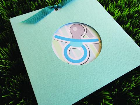 Προσκλητήριο Βάπτισης -Β1468 - <p>Συρταρωτό γκοφρέ με ματιέρα προσκλητήριο, θέμα την πιπιλά και φιλτιρέ τυρκουάζ κορδέλα.</p>...