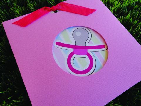 Προσκλητήριο Βάπτισης -Β1469 - <p>Συρταρωτό με ματιέρα γκοφρέ προσκλητήριο, θέμα πιπιλα και φούξια φιλτιρέ κορδέλα.</p>...