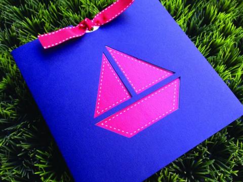 Προσκλητήρια Βάπτισης -Β1503 - <p>Μοναδικό συρταρωτό προσκλητήριο βάπτισης με κοπτικό καραβάκι, μπλε ναυτικό φάκελο και κόκκινη γκρο κορδέλα με γαζί.</p>...