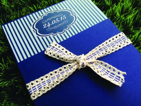 Προσκλητήρια Βάπτισης Vintage -Β1523 - <p>Βίνταζ συρταρωτό προσκλητήριο βάπτισης σε λευκές, μπεζ   μπλε σκούρες αποχρώσεις και δέσιμο από δαντέλα!</p>...