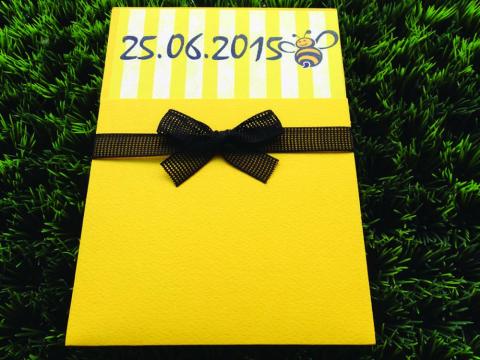 Προσκλητήρια Βάπτισης Μέλισσα -Β1549 - <p>Ιδιαίτερο συρταρωτό προσκλητήριο βάπτισης με θέμα τη μελισσούλα!</p>...