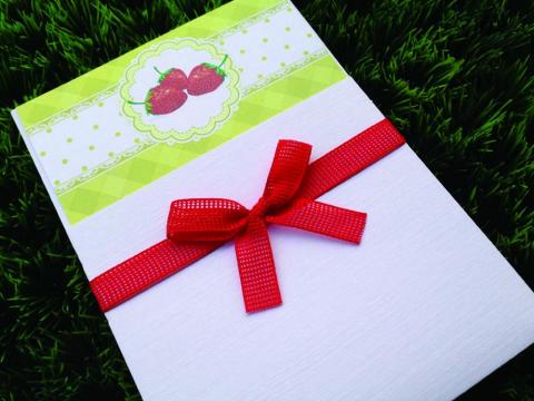 Προσκλητήριο Βάπτισης Φράουλα -Β1557 - <p>Συρταρωτό προσκλητήριο βάπτισης με θέμα τη φράουλα σε λαχανί αποχρώσεις και δέσιμο απο φιλτιρέ κορδέλα!</p>...