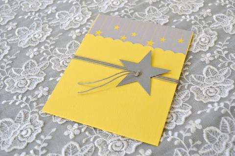 Προσκλητήρια βάπτισης 2017 -Β1712 - <p>Μοναδικό προσκλητήριο βάπτισης για τα μικρά σας  ;αστέρια ; , σε κίτρινους - γκρι τόνους   με αστέρι στο δέσιμο!</p>...