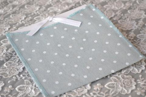 Προσκλητήρια βάπτισης 2017 -Β1734 - <p>Μοναδικό προσκλητήριο βάπτισης με μωρουδίστικα πατουσάκια και σιελ πουά υφασμάτινο φάκελο!</p>...