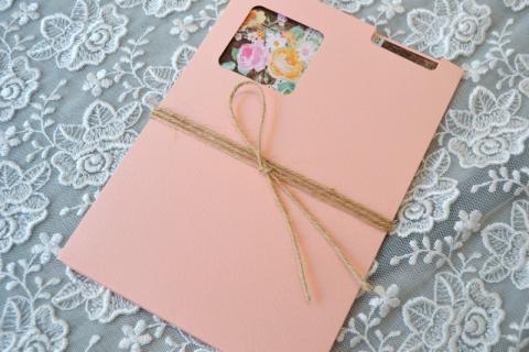 Προσκλητήρια βάπτισης 2017 -Β1743 - <p>Ρομαντικό προσκλητήριο βάπτισης με θέμα λουλούδια - ξύλο - δαντέλα!</p>...