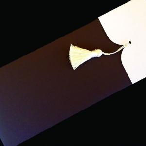 Πολυτελές Προσκλητήριο Γάμου -Lux05 - <p>Πολυτελές καφέ προσκλητήριo γάμου, από χαρτί με υφή δέρματος, καπάκι και διακοσμητική φουντίτσα.    Ξεχωρστό προσκλητήριο για ζευγάρια που θέλουν να  ;ξεχωρίσουν ;!</p>...