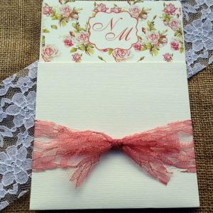 Προσκλητήρια Γάμου Vintage -Γ1533 - <p>Συρταρωτό κρεμ βίνταζ προσκλητήριο γάμου με σάπιου μήλου λεπτομέρειες λεπτομέρειες, δέσιμο από δαντέλα.</p>...