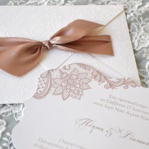 Προσκλητήρια γάμου ρομαντικά -Γ1731 - <p>Φινετσάτο προσκλητήριο γάμου από λαχούρ δερματίνη και δέσιμο με σοκολά σατέν κορδέλα!</p>...