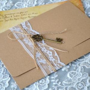 Προσκλητήρια γάμου 2017 -Γ1740 - <p>;To Κλειδί της Αγάπης ;. Μοναδικό προσκλητήριο γάμου, από οικολογικό χαρτί , δεμένο με δαντέλα και κρεμαστό μπρονζέ κλειδί!</p>...