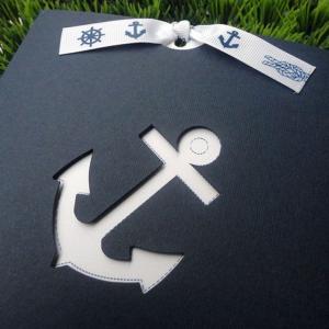 Πρόσκληση βάπτισης άγκυρα -Β1301 - <p>Μοναδικό συρταρωτό προσκλητήριο βάπτισης με κοπτικό άγκυρα, blue navy φάκελο και τυπωμένη γκορ κορδέλα με ναυτικά θέματα.</p>...