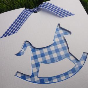 Προσκλητήρια βάπτισης -Β1369 - <p>Συρταρωτό τετράγωνο προσκλητήριο βάπτισης με θέμα το αλογάκι.</p>...