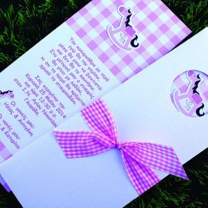 Προσκλητήριο Βάπτισης -Β1443 - <p>Εντυπωσιακό προσκλητήριο βάπτισης με θέμα ροζ καρό αλογάκι.</p>...