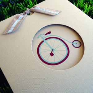 Προσκλητήριο Βάπτισης -Β1446 vintage - <p>Ιδιαίτερο συρταρωτό vintage προσκλητήριο με θέμα ρομαντικό παλαιό ποδηλατάκι.</p>...