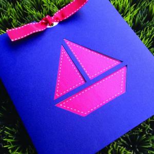 Προσκλητήρια Βάπτισης -Β1503 - <p>Μοναδικό συρταρωτό προσκλητήριο βάπτισης με κοπτικό καραβάκι, μπλε ναυτικό φάκελο και κόκκινη γκρο κορδέλα με γαζί.</p>...