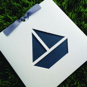 Προσκλητήρια Βάπτισης -Β1504 - <p>Μοναδικό συρταρωτό προσκλητήριο βάπτισης με κοπτικό καραβάκι, λευκό φάκελο και μπλε ναυτική κορδέλα ριγέ.</p>...