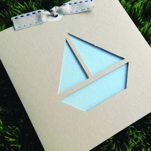 Προσκλητήρια Βάπτισης -Β1505 - <p>Μοναδικό συρταρωτό προσκλητήριο βάπτισης με κοπτικό καραβάκι, φάκελο στο χρώμα της άμμου και οικολογική κορδέλα με γαζί.</p>...