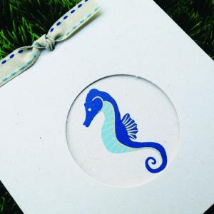 Προσκλητήριο Βάπτισης Ιππόκαμπος -Β1507 - <p>Συρταρωτό προσκλητήριο βάπτισης με θέμα τον ιππόκαμπο σε μπλε-σιέλ αποχρώσεις, ανακυκλωμένα φάκελο και κορδέλα.</p>...