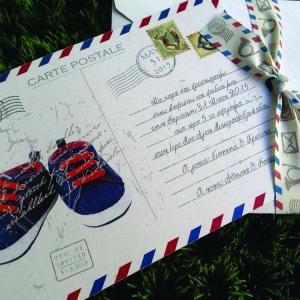 Προσκλητήρια Βάπτισης Cart Postale -Β1518 - <p>Μοναδικό προσκλητήριο βάπτισης cart postale σε ανακυκλωμένο φάκελο και κάρτα σε γκρι αποχρώσεις, θέμα παιδικά παπουτσάκια και ιδιαίτερη υφασμάτινη κορδέλα!</p>...